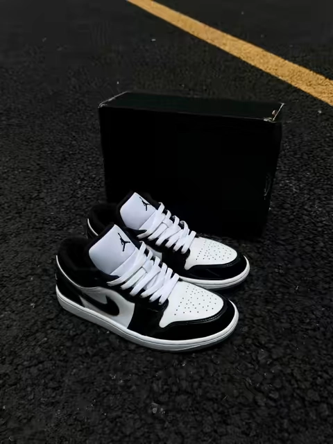 Black & white will always win#tiktokshopsummersale #ttsneakerweek #flykicks #nike #aj 
