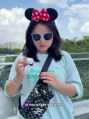 Phone in one hand, bag in the other—this little fan keeps you cool while your hands stay free. ❄️ #PortableFan #ClipFan #CommuterEssentials #SummerEssentials #HandsFree