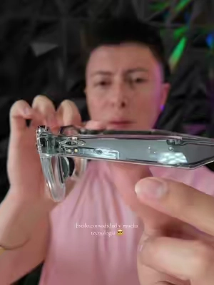 Oakley Meta glasses combinan un diseño futurista con funciones inteligentes para capturar fotos y videos, escuchar audio, recibir llamadas y mantenerte conectado mientras las usas@Meta Glasses #metaglasses #oakleymeta #glasses #estilo #smartglasses 