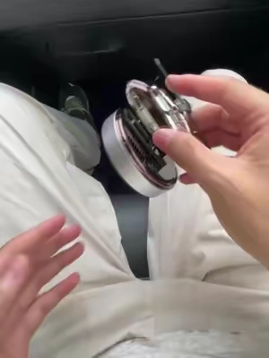 Adiós a los aburridos ambientadores de cartón; me he pasado a este increíble helicóptero con energía solar. ¡Llevando el estilo del coche a otro nivel! 🚁✨#CarUpgrades #CarAirFreshener #CarGadgets #CoolAccessories #SolarHelicopter