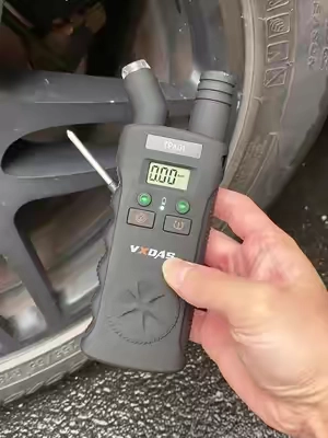 ¿Molesto con esa luz de TPMS? Apágala para siempre en segundos. 🚗⚠️🚫 #cartiktok #tools #carrepair #tpmssensor #tpms