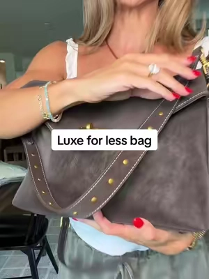 It’s so good!!! And I can’t get over how expensive it looks 🤎 #tiktokshopcreatorpicks #envelopebag #leather #fallbag #brownbag 