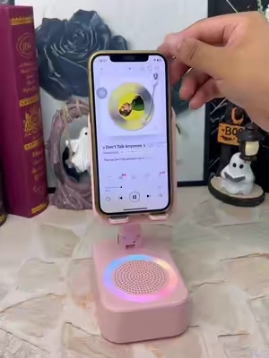 It doesn't need to connect to Bluetooth, and it can also charge the mobile phone.
 #phonestand #wirelessspeaker #tiktokmademebuylt #bluetoothsppeaker
 #wirelessbluetooth