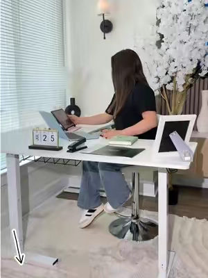 El rincón perfecto para trabajar desde casa 🤌✨🤍está mesa sube y baja lentamente la madera es gruesa incluye centro de carga 🔌#workspace #table #homeessentials #work #Home 