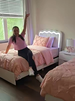 Replying to @ali242223 La cama mas bella para tus niñas . . . #bed #CASA #bedding 