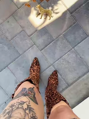 These  Boots are Beautiful 😍 #boots #cowboyboots #flashsale #flashsale #botas 