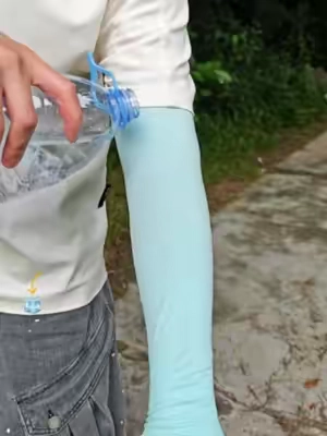 🔥 Sweat for 2 hours after just 5 minutes outdoors? These ice sleeves will instantly turn you into a "walking air conditioner"! A must-have for staying cool, saying goodbye to sunburn, and achieving sun protection and cooling in one step
