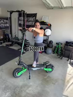 ¡El regalo perfecto para disfrutar al aire libre! ☀️🎒 Mantén a los más jóvenes activos y alejados de las pantallas con este scooter de alta resistencia. Con manubrio ajustable, ruedas con excelente agarre y un diseño moderno que les encantará. ⚡ Seguro, duradero y facilísimo de transportar.  #tiktokshopsummersale #summerwins #scooter #electricscooter #outdoorfun