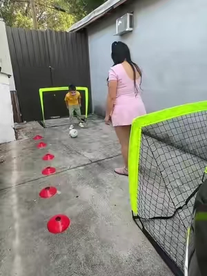 Set de porterías de fútbol portátiles VavaCava (4 x 3 pies) para diversión en el jardín: incluye 2 porterías, 2 balones (talla 3), 10 conos marcadores, bomba de aire, bolsa de transporte y un llavero adorable; ideal para juegos al aire libre (jardín, playa, césped) y entrenamiento de fútbol infantil. #futbol #Soccer #soccertraining #kidssoccer #canchasdefutbol @VavaCava 