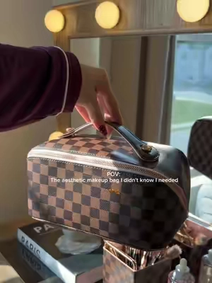 You finally found the makeup bag that keeps everything organized🤎🧺🪵 #makeupbag #travelessentials #organization #makeuptok  