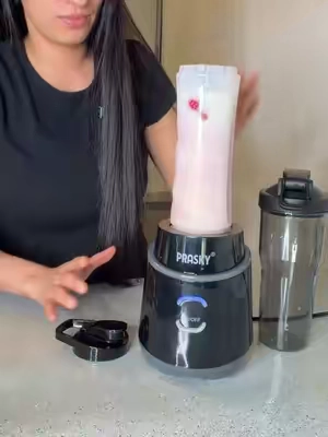 Título 🔥 Licuadora Portátil Prasky Pro 900W | Tritura Hielo, Frutas y Más | 2 Vasos BPA Free | Ideal para Smoothies y Batidos Descripción con beneficios 🥤 Prepara tus bebidas favoritas en segundos con la Licuadora Prasky Pro de 900W. ✅ Potente motor de 900W que tritura hielo, frutas congeladas, nueces y más. ✅ Incluye 2 vasos portátiles (20 oz y 24 oz) para llevar tus batidos al gimnasio, trabajo o escuela. ✅ Ideal para smoothies, jugos, salsas, comida para bebé y proteínas. ✅ Fácil de usar y limpiar, ahorrando tiempo en tu rutina diaria. ✅ Vasos libres de BPA, seguros para toda la familia. ✅ Diseño compacto que ocupa poco espacio en la cocina. ¿Cómo beneficia a quienes la compran? Ahorra tiempo preparando bebidas saludables en casa. Ayuda a mantener un estilo de vida saludable con smoothies y jugos naturales. Permite llevar las bebidas listas a cualquier lugar. Reduce el gasto en bebidas compradas fuera de casa. Es perfecta para personas con una rutina ocupada, deportistas y familias. ✨ ¡Ordena la tuya hoy y disfruta de batidos frescos y deliciosos todos los días! 🛒🥤#licuadoraprasky #licuadorpersonal #licuados #tiktokshopsummerturnup #tiktokshopsummersale 