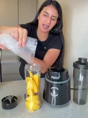 🔥 Licuadora Portátil Prasky Pro 900W | Tritura Hielo, Frutas y Más | 2 Vasos BPA Free | Ideal para Smoothies y Batidos.                                                           🤯🤯🤯🤯🤯 🥤 Prepara tus bebidas favoritas en segundos con la Licuadora Prasky Pro de 900W. ✅ Potente motor de 900W que tritura hielo, frutas congeladas, nueces y más. ✅ Incluye 2 vasos portátiles (20 oz y 24 oz) para llevar tus batidos al gimnasio, trabajo o escuela. ✅ Ideal para smoothies, jugos, salsas, comida para bebé y proteínas. ✅ Fácil de usar y limpiar, ahorrando tiempo en tu rutina diaria. ✅ Vasos libres de BPA, seguros para toda la familia. ✅ Diseño compacto que ocupa poco espacio en la cocina. 🔥🔥🔥🔥🔥🔥Tus beneficios al adquirir el tuyo 😍🥰 Ahorra tiempo preparando bebidas saludables en casa. Ayuda a mantener un estilo de vida saludable con smoothies y jugos naturales. Permite llevar las bebidas listas a cualquier lugar. Reduce el gasto en bebidas compradas fuera de casa. Es perfecta para personas con una rutina ocupada, deportistas y familias. ✨ ¡Ordena la tuya hoy y disfruta de batidos frescos y deliciosos todos los días! 🛒🥤#licuadorpersonal#licuado #prasky #tiktokshopsummerturnup #tiktokshopsummersale 