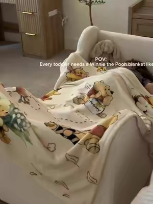This Winnie the Pooh blanket is cozy, lightweight, and perfect for cuddles, naps, or story time🐝🧸 #blanket #toddlertok #cozyblanket #winniethepooh #disneyclassics 
