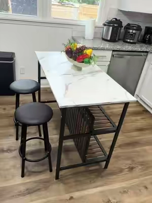 set de isla de cocina es perfecto para espacios pequeños que buscan estilo y funcionalidad. Su cubierta etecto marmol aporta un look moderno y elegante, mientras que la estructura resistente con almacenamiento integrado aprovecha cada centímetro. Incluye mesa y dos sillas, ideal para desayunos, cenas rápidas o un rincón acogedor en tu hogar. Diseño práctico, sofisticado y fácil de combinar con cualquier decoración. #KitchenFurniture #SmallSpaceLiving #HomeDecorldeas #moderndining