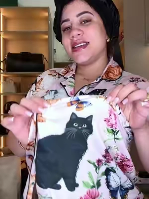 pijama de gatos para mujer. Si amas los gatos, este es oficialmente el pijama más tierno que vas a encontrar. La tela es ligera, fresca y cómoda para dormir o estar en casa, mientras el estampado lleno de gatitos y flores hace que parezca mucho más caro de lo que cuesta. Además, es perfecto para regalar a cualquier cat lover. #pijama #pijamamujer #catlover #ropaencasa #sleepwear 