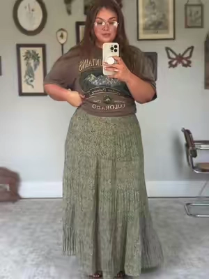 When in doubt a graphic tee + maxi skirt is always an easy comfy go to. #maxiskirt #casualoutfits #comfyoutfit #plussizefashion #curvyfashion 