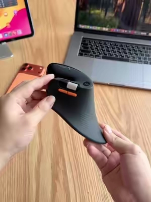 Your wrist is gonna thank you!🙏 Ergonomic vertical mouse. So comfortable for daily use! #verticalmouse #mouse #ergonomic #protoarc #wristpain 
