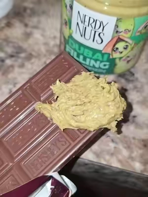 #dubaichocolate #dubaichocolatebar #pistachiochocolate #pistachiocream #nerdynuts 
