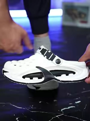 Comfortable slippers for men, there are two ways to wear it,which are versatile and fashionable #slippers #comfortable #tiktokshop #fashion#SummerVibes 