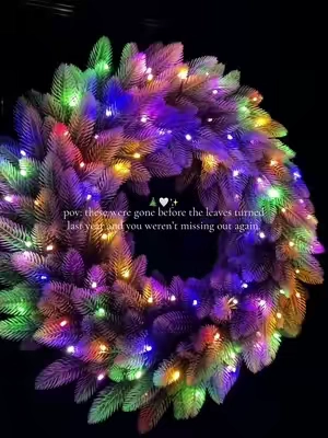 If even a shred of you wants this wreath .. RUNNNN!! 🎄✨ #christmaswreaths #wreaths #porchdecor #christmasdecor #homedecor 