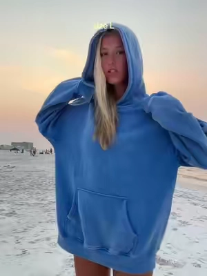 Loveee an oversized hoodie #hoodie #fallfit #oversizedhoodie #beachhoodie #sunset 