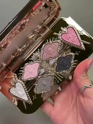 “Moon Sprite” 6 colors makeup palette from @Flower Knows Makeup 🌸✨ gorgeous packaging and colors! This is for everyday colors 💕 #flowerknows #prettymakeup #nomakeupmakeup #shimmereyeshadow #eyeshadowpalette 