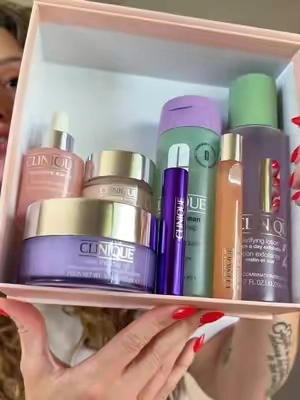 Healthy-looking skin never goes out of style. 💗 If your skincare routine needs a reset, this Clinique bundle has everything you need for hydrated, glowing skin without the guesswork. @Clinique Store  #cliniquesuperbrandday #cliniquesbdchallenge #clinique #skincare #matureskincare 