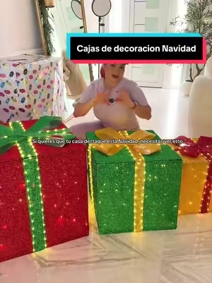 Si quieres que tu decoración de Navidad se vea elegante sin complicarte, este set de 3 cajas gigantes con luces es un acierto. Se ven espectaculares de día, pero de noche roban todas las miradas. Son resistentes para exterior, vienen preiluminadas y le dan ese toque mágico a cualquier entrada o jardín. 🎄✨ #christmasdecor#christmasdecorating #holidaydecor#TikTokShopCreatorPicks#tiktokshopsummersale  