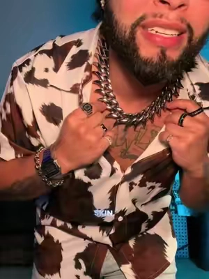 Looking for a chain that stands out from the rest? Vitaly Paralyze chain is the heaviest chain I own! This stainless steel masterpiece has links I’ve never seen before, so lock this in while it’s on sale!! #necklace #stainlesssteel #vitaly #jewelry #mensfashion 