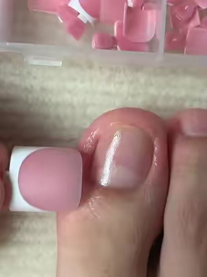 Chef kiss 🤌 Saving money while staying cuteeeee💕#frenchtiptoes #nails #qiek #tiktokshopsummersale#TikTokShopSpringGlowUp