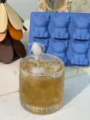 How cute is this Highland cow ice mold? Makes whiskey, soda, even iced coffee way more fun!#HighlandCow #IceCubeMold #3DIceCube #PartyEssential #ice 