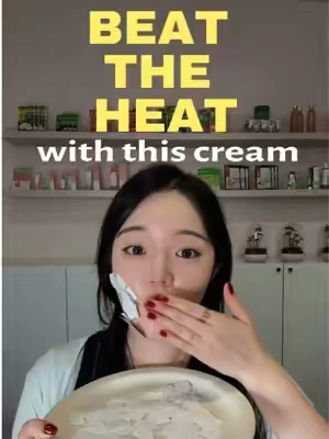 Ever wondered what Koreans use to calm their skin in summer? 👀💙 Madeca Cream Hydra Calming is formulated with  Blue Active-TECA, Hyaluronic Acid & Ceramide to help cool overheated skin, reduce excess oil, and lock in lightweight hydration for a fresh, glowy finish. . . #Centellian24 #Cen24 #pharmacybeauty #coolingcream #madecacream 