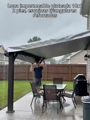 ¿Cansado de ver tus muebles, herramientas o vehículos dañados por el sol fuerte y las lluvias inesperadas? Esta lona te va a solucionar la vida. Cuenta con una capa protectora que repele el agua de forma excelente y bloquea los rayos solares intensos. La uso para cubrir el auto, muebles de patio, leña, bicicletas y todo lo que dejo afuera. Resistente, fácil de colocar y guardar, te evitas reparaciones costosas por desgaste del clima. Ideal para cualquier espacio exterior. #OutdoorTarp #WaterproofCover #SunProtection #PatioEssentials #OutdoorStorage