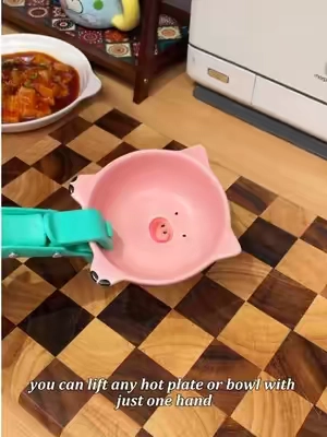 Don't carry dishes from the kitchen anymore. With this practical anti-scalding clamp, you can use it with confidence regardless of whether the plate is big or small and of what size it is.#tiktokshopsummersale#GadgetsDeCocina#ProductosÚtiles#AccesoriosDeCocina
