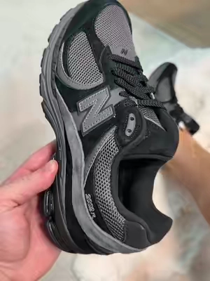 New Balance is climbing the charts with this one. So insanely comfortable and unique. 🔥🔥🔥#tiktokshopbacktoschool #tiktokshopcreatorpicks #newbalance #newbalance2002r #shoes 
