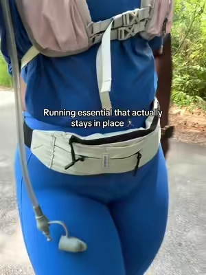 My running-girl essentials are slowly coming together 🏃🏾‍♀️ This belt is slim, lightweight, holds everything I need, and most importantly—it does not bounce or slide while I’m running. The gray matches everything too!  #runningessentials #runninggirlera #runningbelt #beginnerrunner 