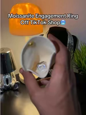#moissanite #engagementring #moissanitejewelry #vvs #ring 