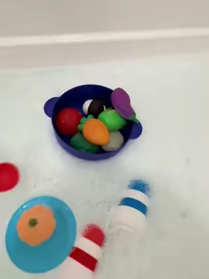 Bath time just got a whole lot more fun! 🍳🛁 This adorable cooking set lets your little chef “cook” while they soak, and the salt and pepper shakers actually squirt water! The imaginative play is so cute, and it’s a great way to make bath time something they look forward to. #BathtimeFun #ToddlerActivities #PretendPlay #KidsToys #MomFinds