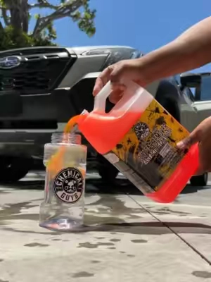 Bug & Tar Remover quickly breaks down stuck-on bugs and tar residue to avoid damage caused by these corrosive pests. It also helps prevent accidental scratch marks by eliminating the need for intense scrubbing! #ChemicalGuys #DetailingLife #CarDetailing #beforeafter #howto