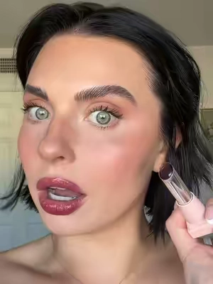 So hydrating & literally GORGEOUS 😻 #tiktokshopcreatorpicks #maybellinelifterglaze #makeuphacks #blackhoney #lifterglaze 