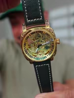 El Men’s Business Style Automatic Open Heart Watch combina un diseño elegante con mecanismo automático visible, cristal mineral resistente y correa de cuero para un estilo clásico que destaca todos los días. #RelojAutomatico #MensWatch #Relojes #MostLoved #TikTokShop 