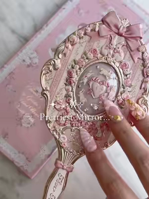 the color and design is absolutely GORGEOUS.🥹🎀🌸 #flowerknows #flowerknowsbunnygarden #handmirror #flowerknowsmakeup #bunnygardencollection 
