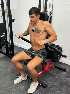 Put some mass on your chest and triceps with this dip machine 💪