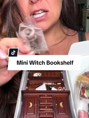 Miniature collectors… this Halloween bookshelf is EVERYTHING. 🎃📚🕯️ 🖤 Detailed wooden miniature bookshelf 📚 Tiny books, potion bottles & spooky accessories 🐈 Includes a black cat, witch hat, broom & more 🏠 Perfect for dollhouses, displays, Halloween decor, or collectors The attention to detail is seriously incredible. #tiktokshopcreatorpicks #tiktokshopfinds #tiktokshophalloween 