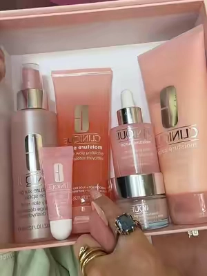 Hydration from head to lips 💧 This Clinique Moisture Surge bundle includes 6 full-size products to cleanse, hydrate, plump, and lock in moisture. From the new Exfoliating Glow Cleanser to the iconic 100H Auto-Replenishing Hydrator, every step works together for soft, healthy-looking skin. If your skin has been feeling tight, dull, or dehydrated, this is the bundle to grab while it’s available on TikTok Shop. @Clinique Store  #cliniquesuperbrandday #cliniquesbdchallenge #clinique #moisturesurge #dryskincare 