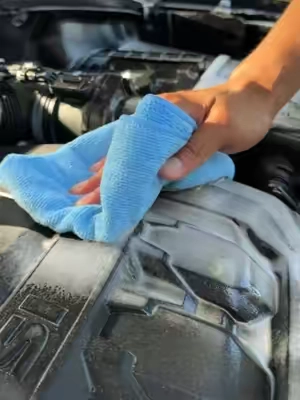¡Cómo limpiar un compartimento del motor sucio! #parati #chemicalguys #detailing #fypchallenge