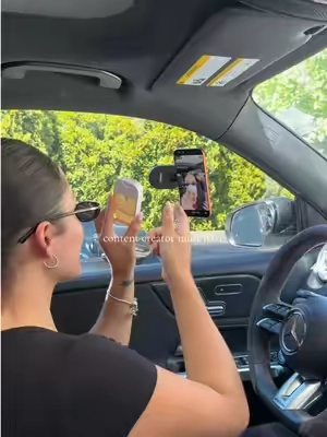 Super practical and easy to use!  #contentcreatormusthaves #phoneholder #magneticphonemount #tiktokshopcreatorpicks 