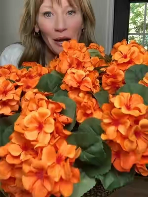 The perfect flowers for fall, especially if you don’t have a green thumb #fallflowers #artificialflowers #falldecor #outdoorliving 