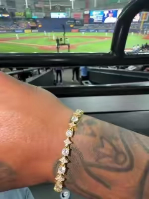 this bracelet shine so good 