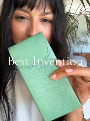 I never thought I’d get excited over an eyeglass case… until this 🙌🏼 

#eyeglasscase #sunglasses #everydaycarry #accessories #purseessentials 